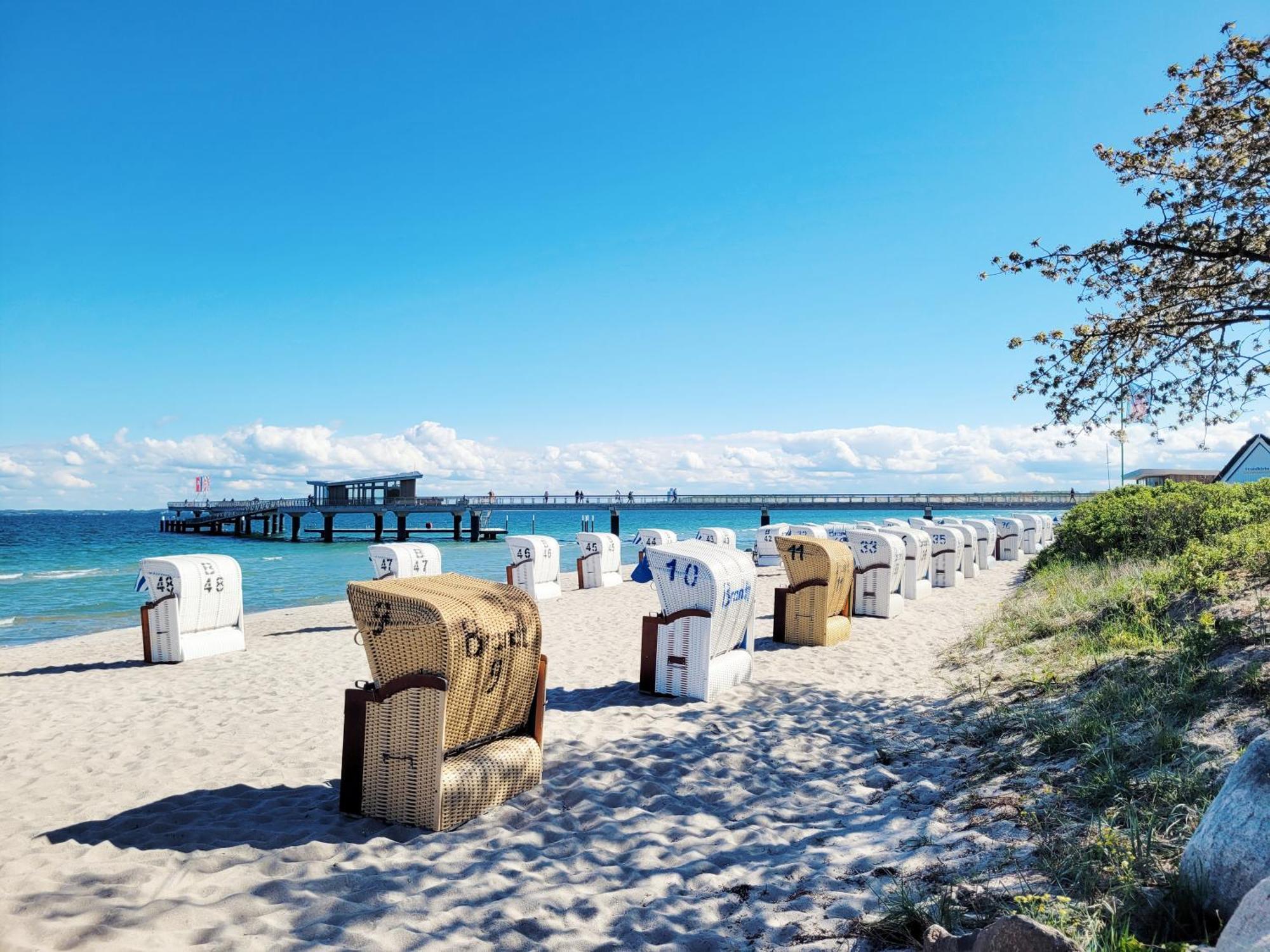 Strandnahe Ferienwohnung - Sehr Modern Und Hochwertig Eingerichtet, Inklusive Parkplatz, Gartenzugang Und Fahrradunterstellmoeglichkeit Scharbeutz Exteriör bild